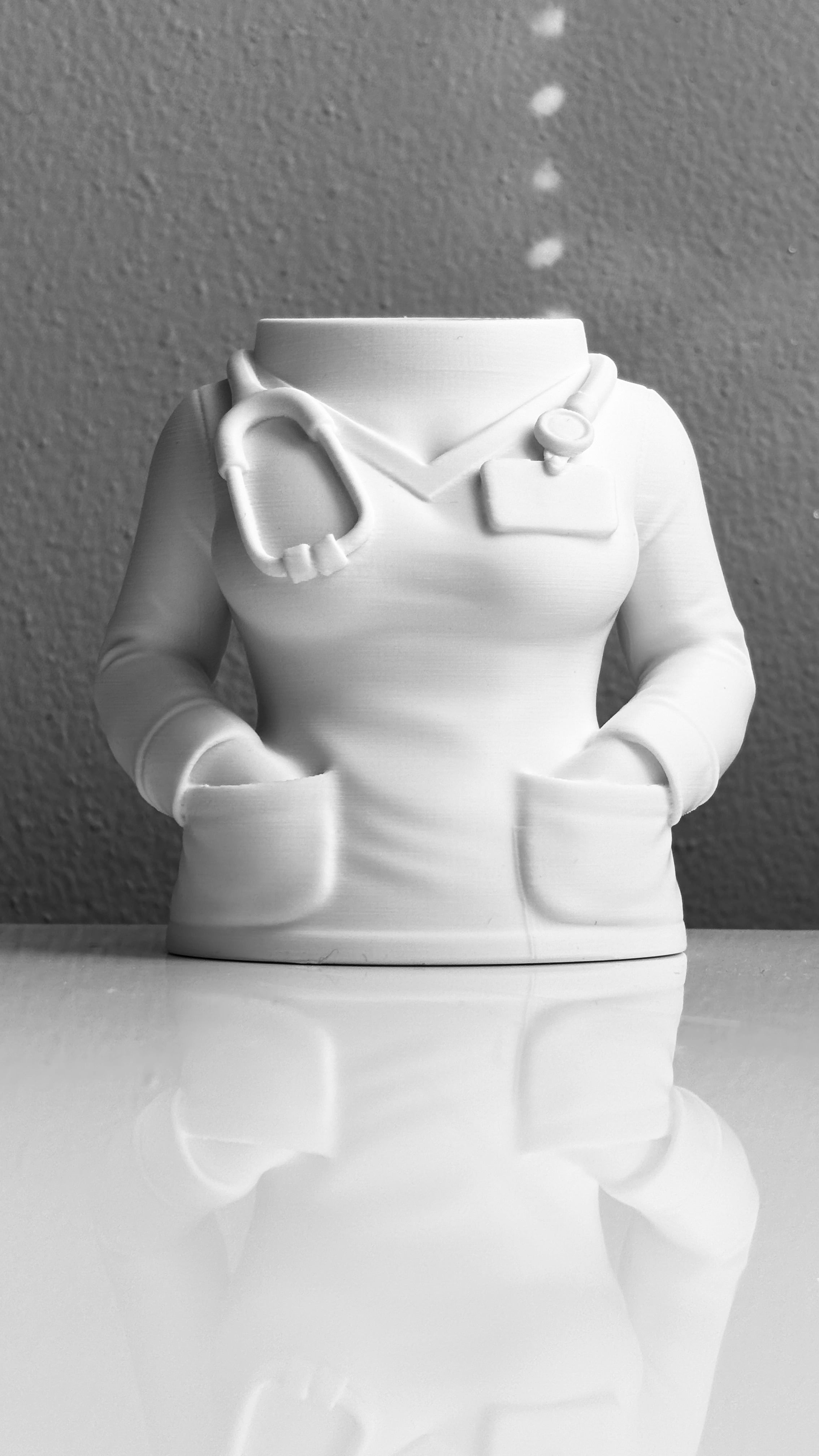 ✒️ Soporte para Bolígrafos en Forma de Bata de Médico – Estilo y Profesionalismo en tu Escritorio 🩺