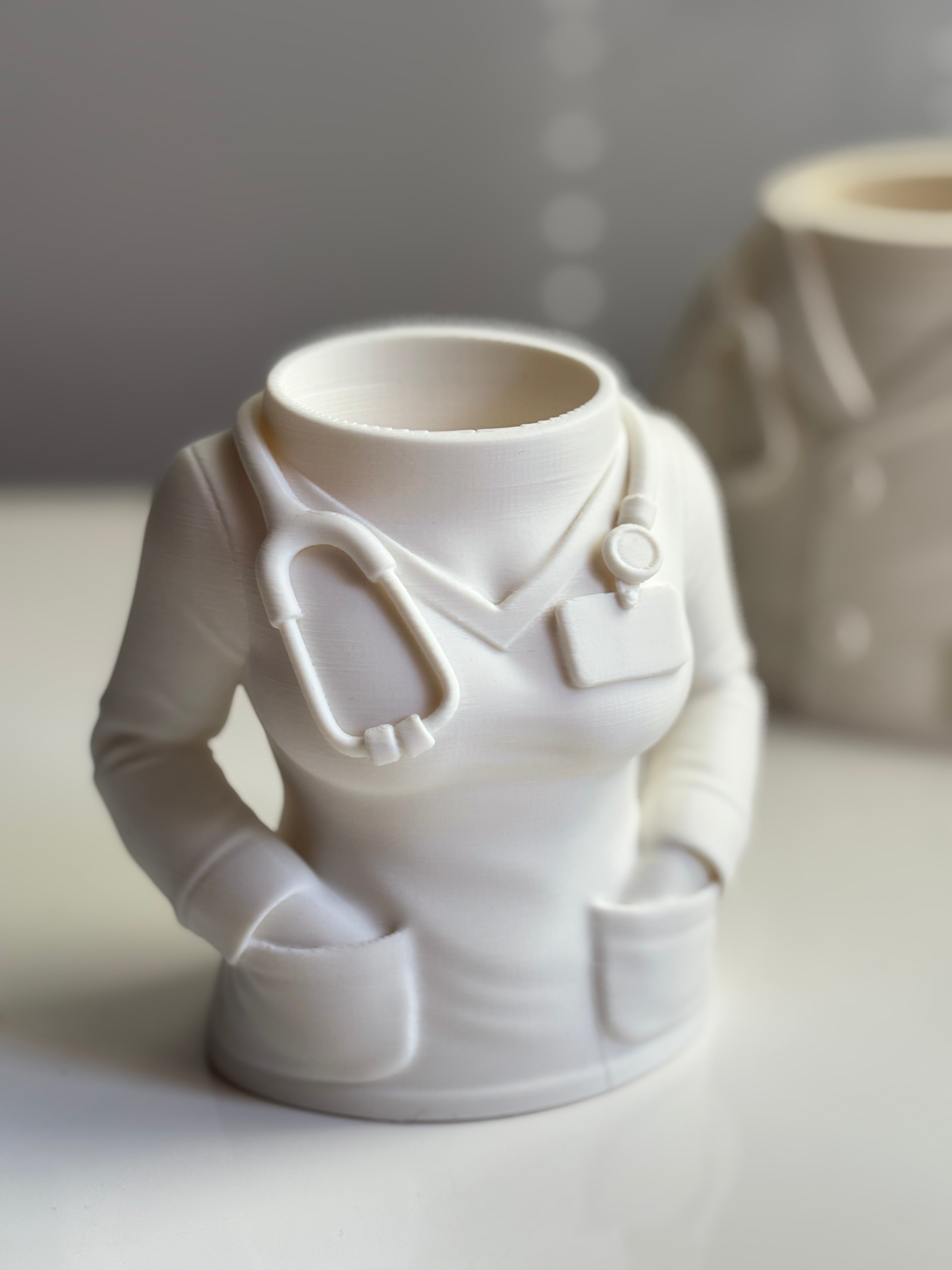 ✒️ Soporte para Bolígrafos en Forma de Bata de Médico – Estilo y Profesionalismo en tu Escritorio 🩺