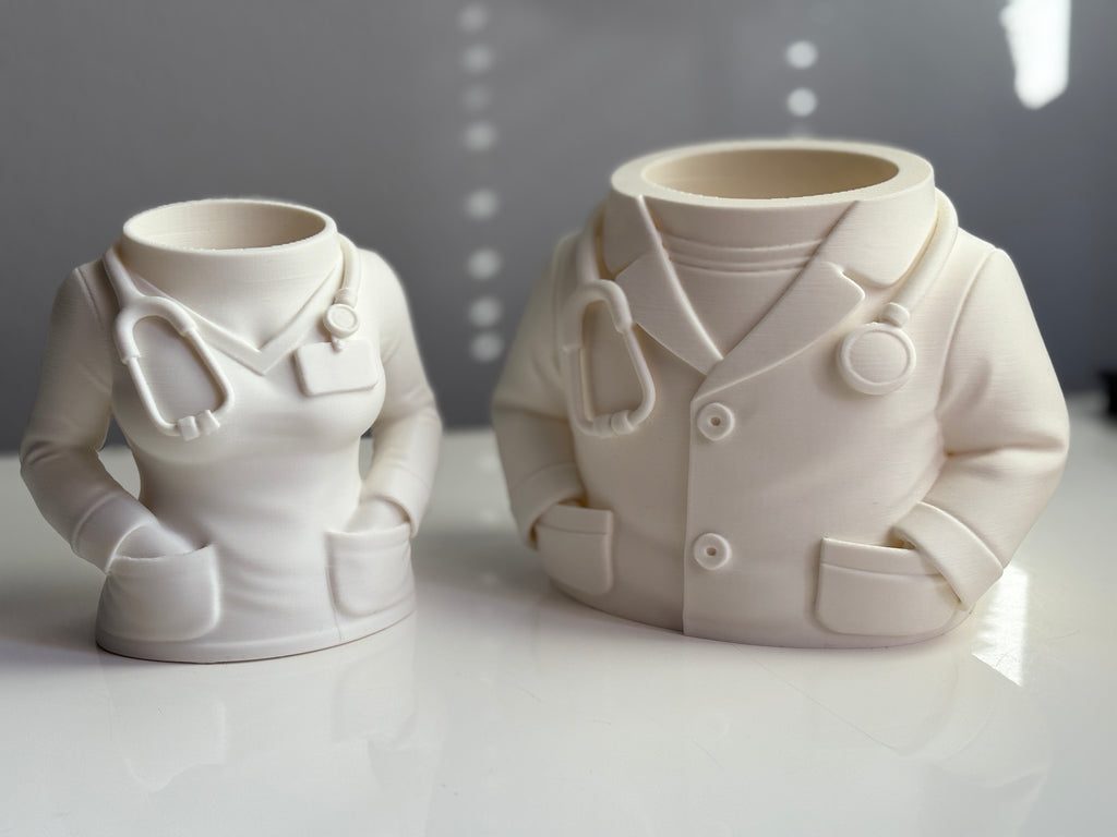 ✒️ Soporte para Bolígrafos en Forma de Bata de Médico – Estilo y Profesionalismo en tu Escritorio 🩺