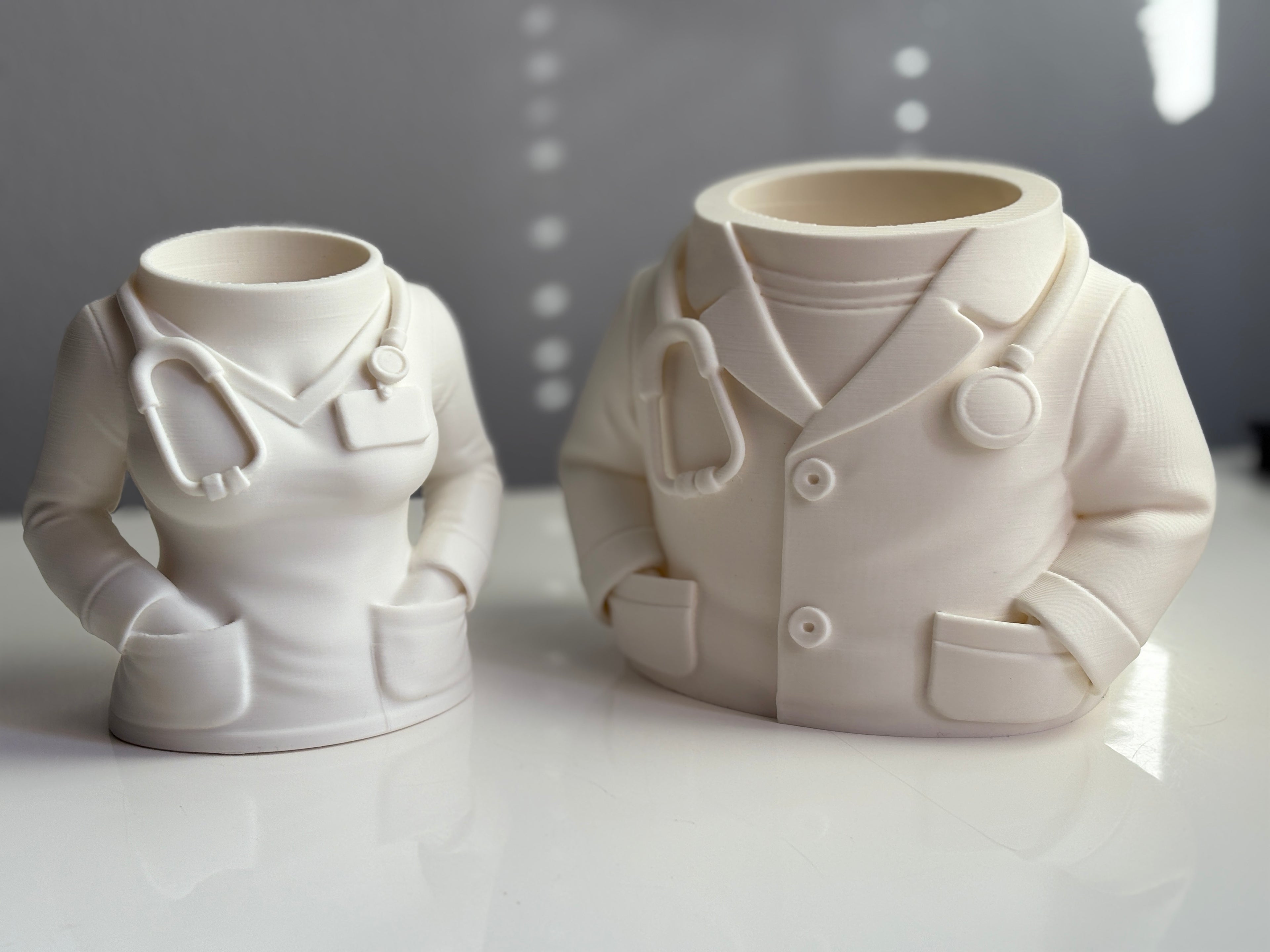 ✒️ Soporte para Bolígrafos en Forma de Bata de Médico – Estilo y Profesionalismo en tu Escritorio 🩺