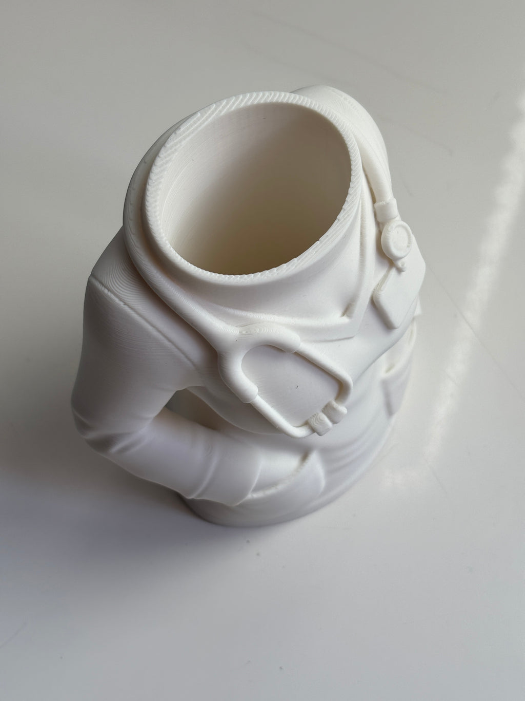 ✒️ Soporte para Bolígrafos en Forma de Bata de Médico – Estilo y Profesionalismo en tu Escritorio 🩺