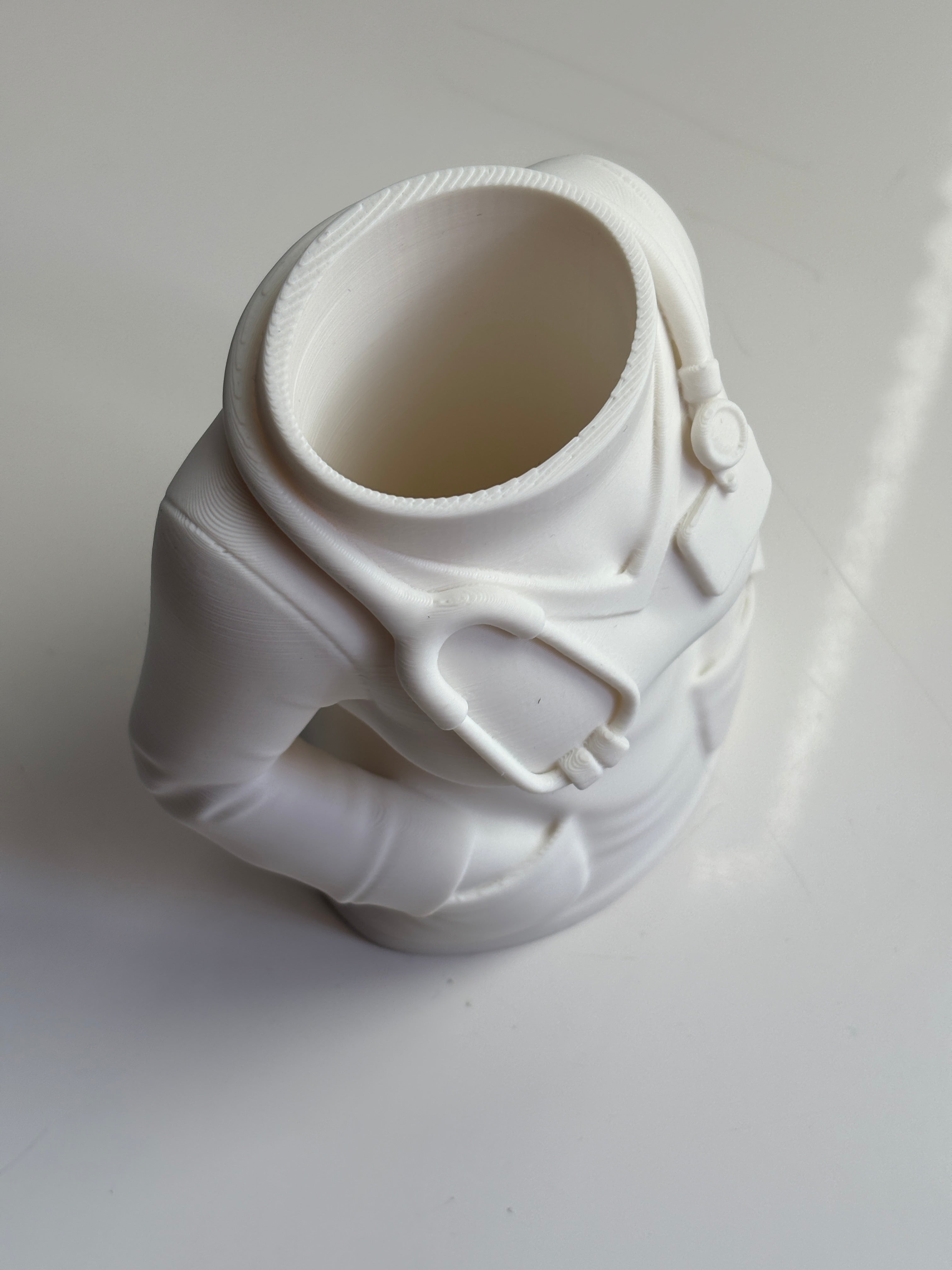 ✒️ Soporte para Bolígrafos en Forma de Bata de Médico – Estilo y Profesionalismo en tu Escritorio 🩺