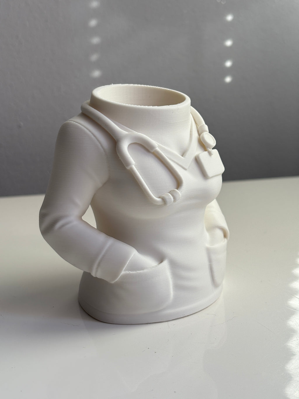 ✒️ Soporte para Bolígrafos en Forma de Bata de Médico – Estilo y Profesionalismo en tu Escritorio 🩺