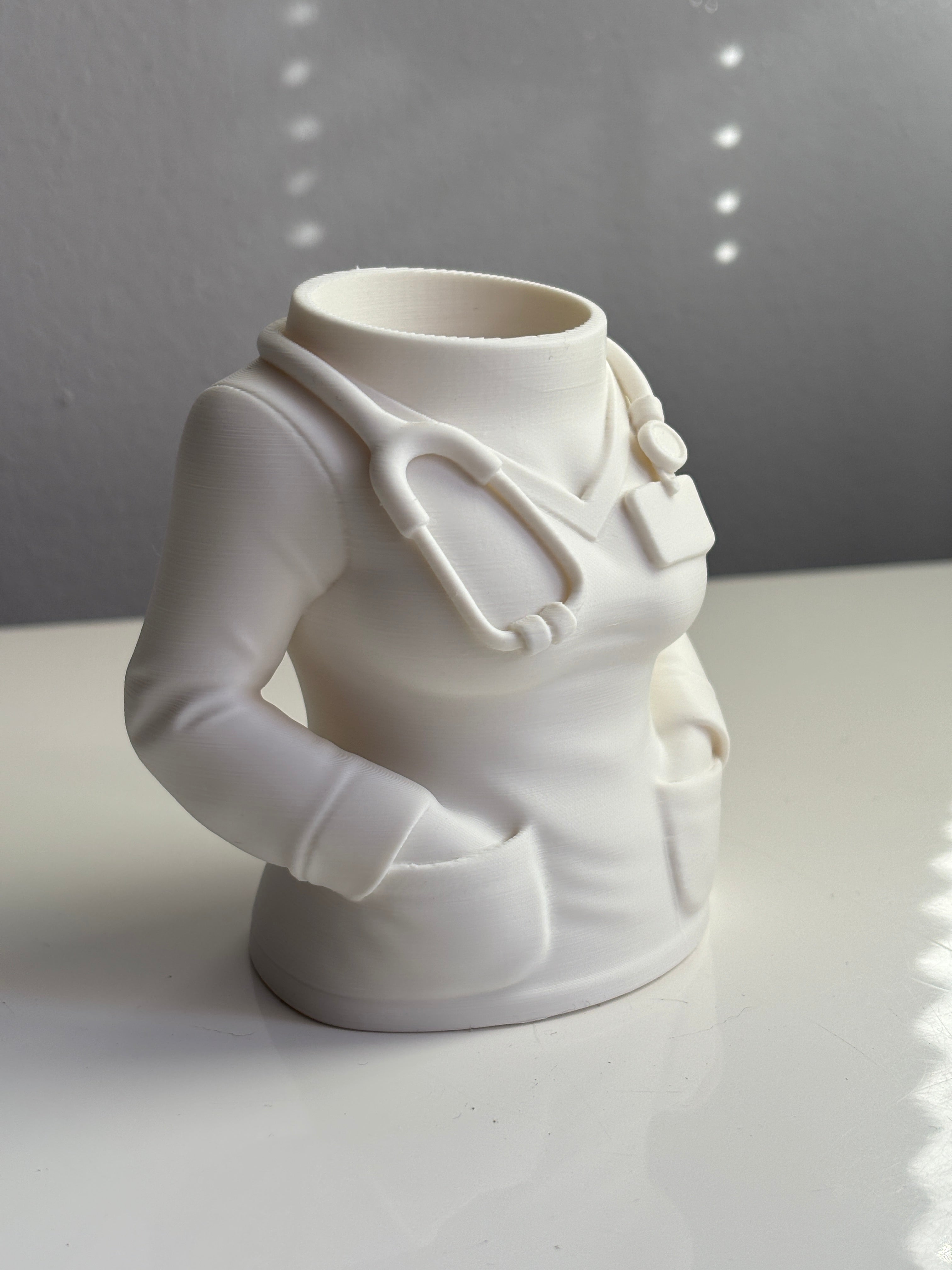 ✒️ Soporte para Bolígrafos en Forma de Bata de Médico – Estilo y Profesionalismo en tu Escritorio 🩺