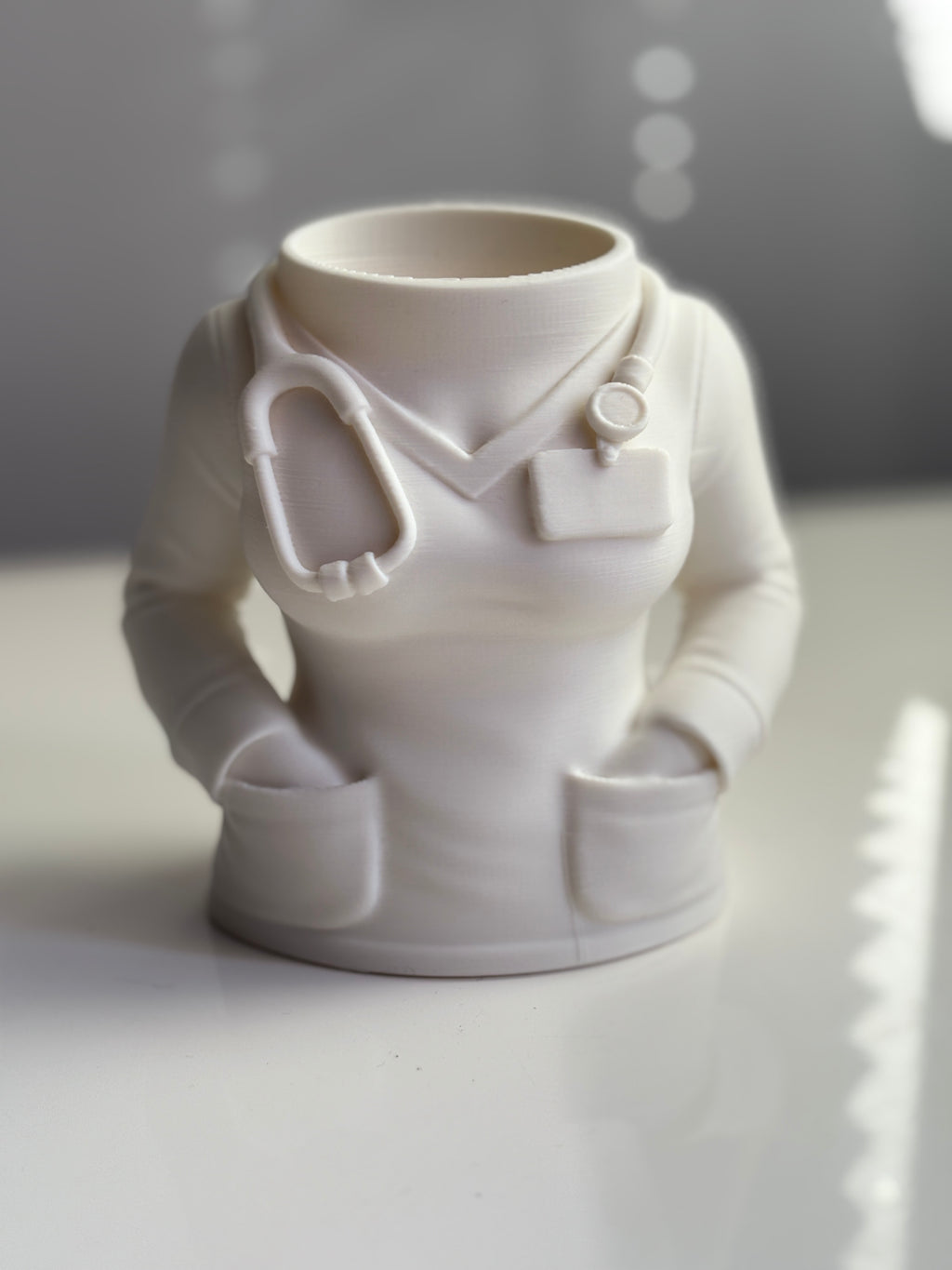 ✒️ Soporte para Bolígrafos en Forma de Bata de Médico – Estilo y Profesionalismo en tu Escritorio 🩺