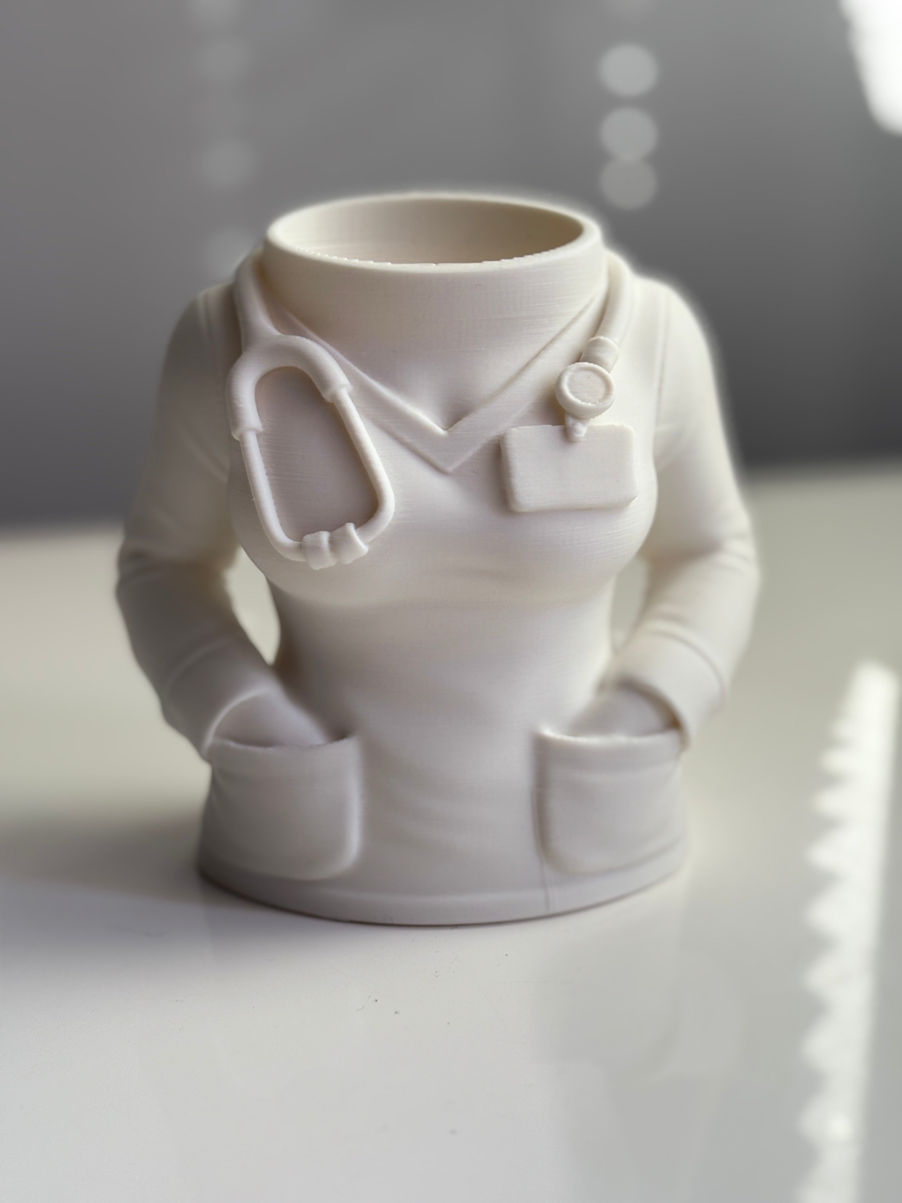 ✒️ Soporte para Bolígrafos en Forma de Bata de Médico – Estilo y Profesionalismo en tu Escritorio 🩺