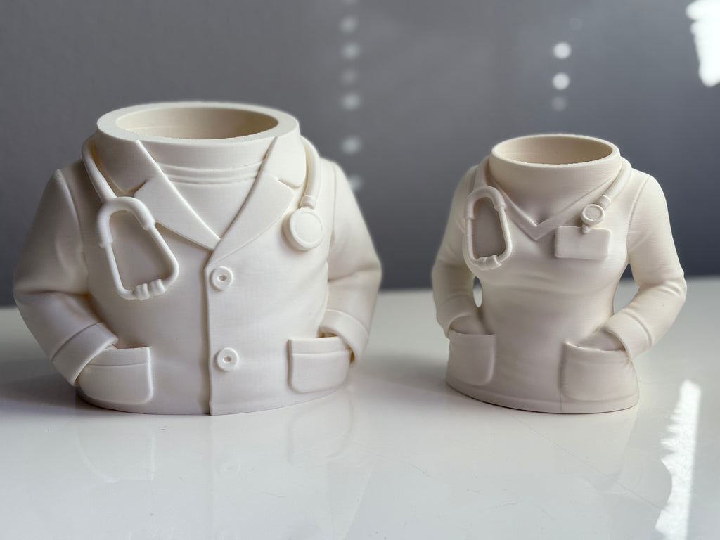 ✒️ Soporte para Bolígrafos en Forma de Bata de Médico – Estilo y Profesionalismo en tu Escritorio 🩺