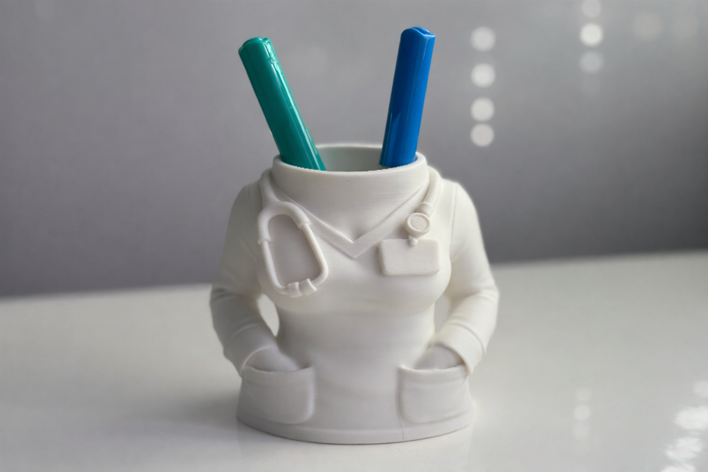 ✒️ Soporte para Bolígrafos en Forma de Bata de Médico – Estilo y Profesionalismo en tu Escritorio 🩺