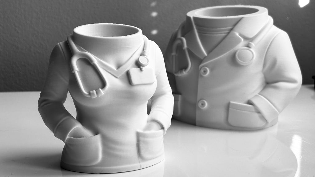 ✒️ Soporte para Bolígrafos en Forma de Bata de Médico – Estilo y Profesionalismo en tu Escritorio 🩺