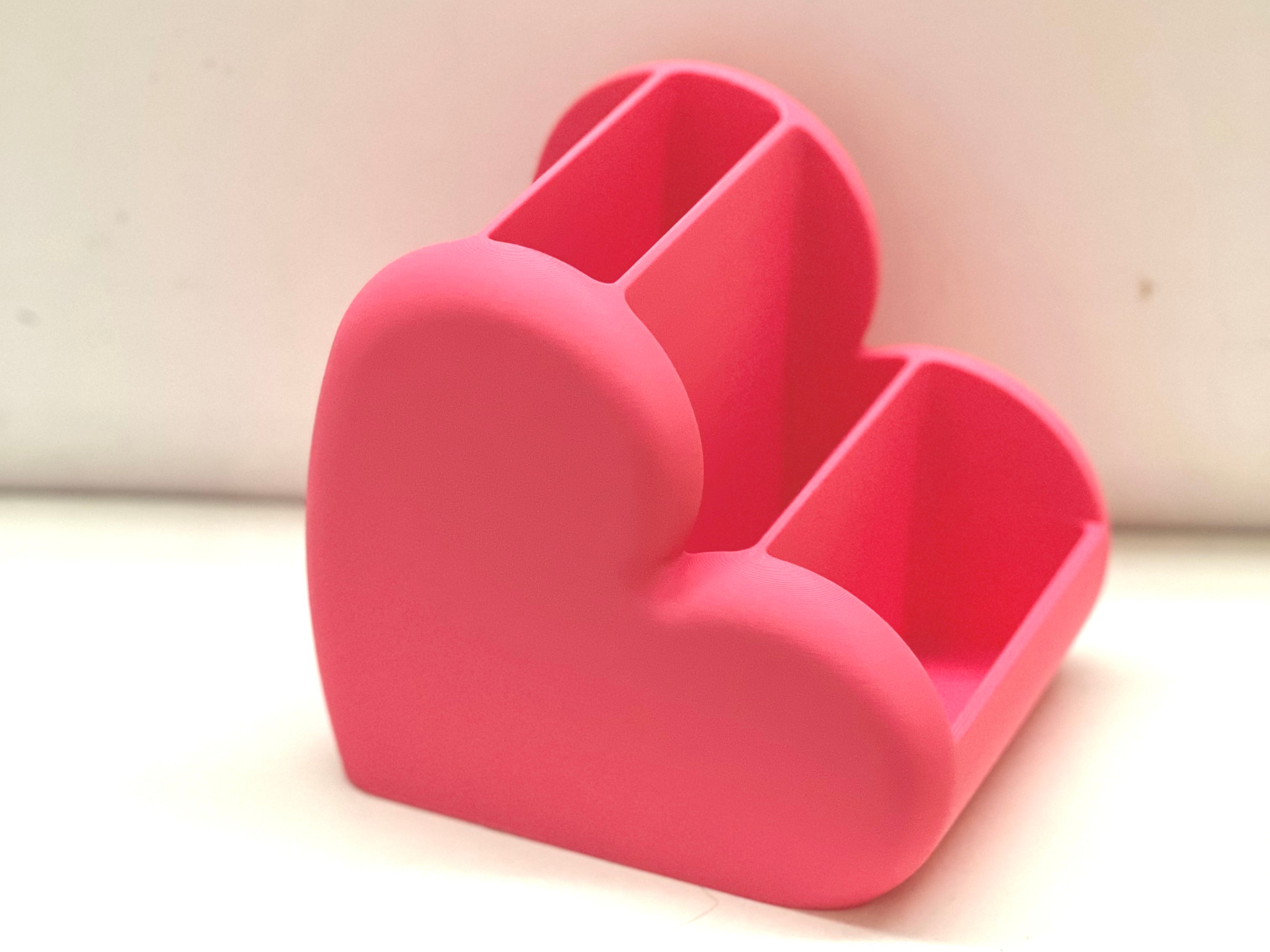 ❤️ Organizador de Maquillaje y Escritorio en Forma de Corazón – Belleza y Encanto en Armonía ✨